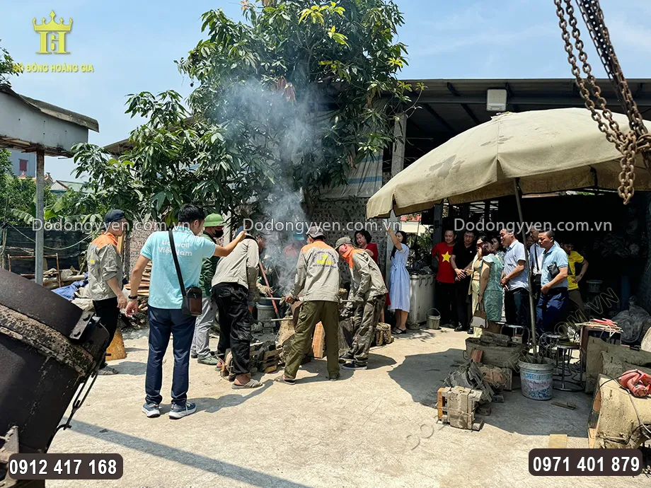 H&igrave;nh ảnh đo&agrave;n kh&aacute;ch VIPP quan s&aacute;t qu&aacute; tr&igrave;nh đ&uacute;c đồng